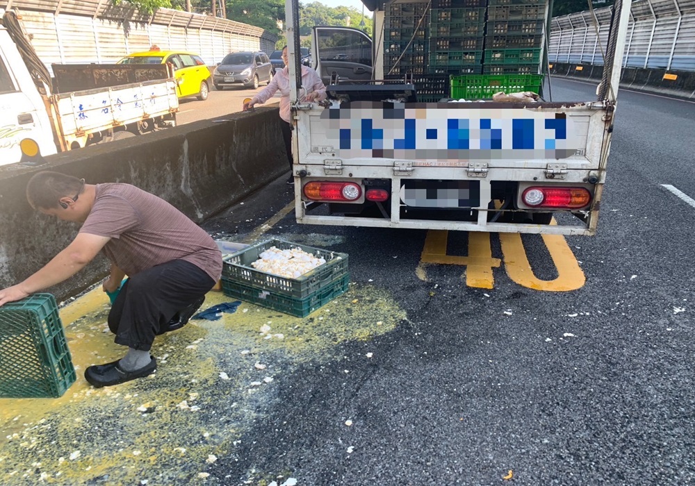 貨車載蛋撒落一地 害騎士犁田道交條例開罰 221 248240812a05