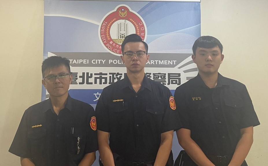 復興派出所副所長李官派（左起）、警員張嘉訓、警專實習生高濬紘展現了警方打擊犯罪的堅定決心。（記者 黃荷琇翻攝）