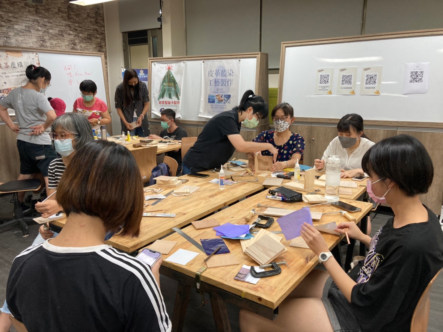 學員創作木工。（圖/記者林照東翻攝）