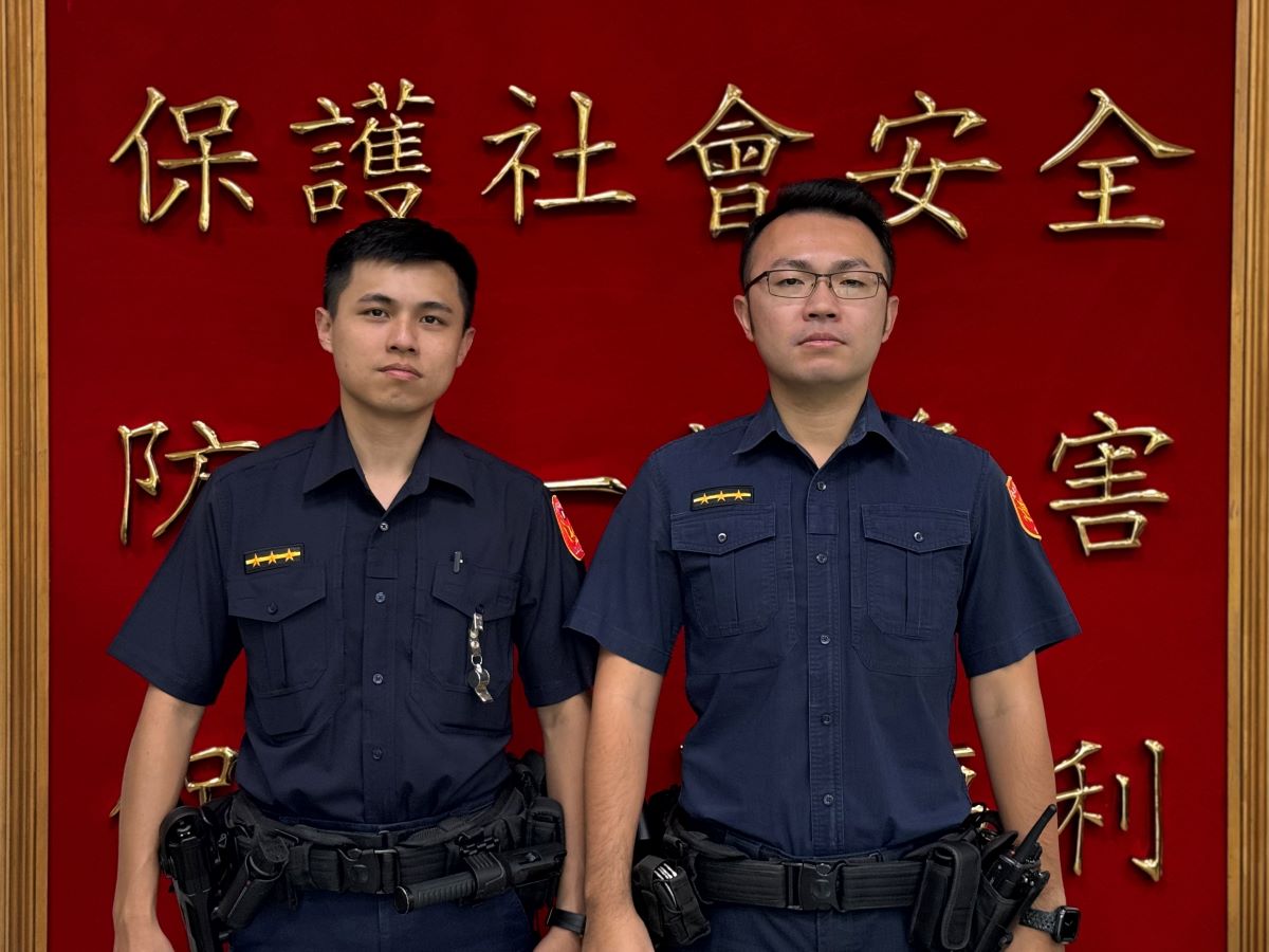 文德派出所警員王光展(左)、吳俊廷(右)。(記者薛秀蓮翻攝)