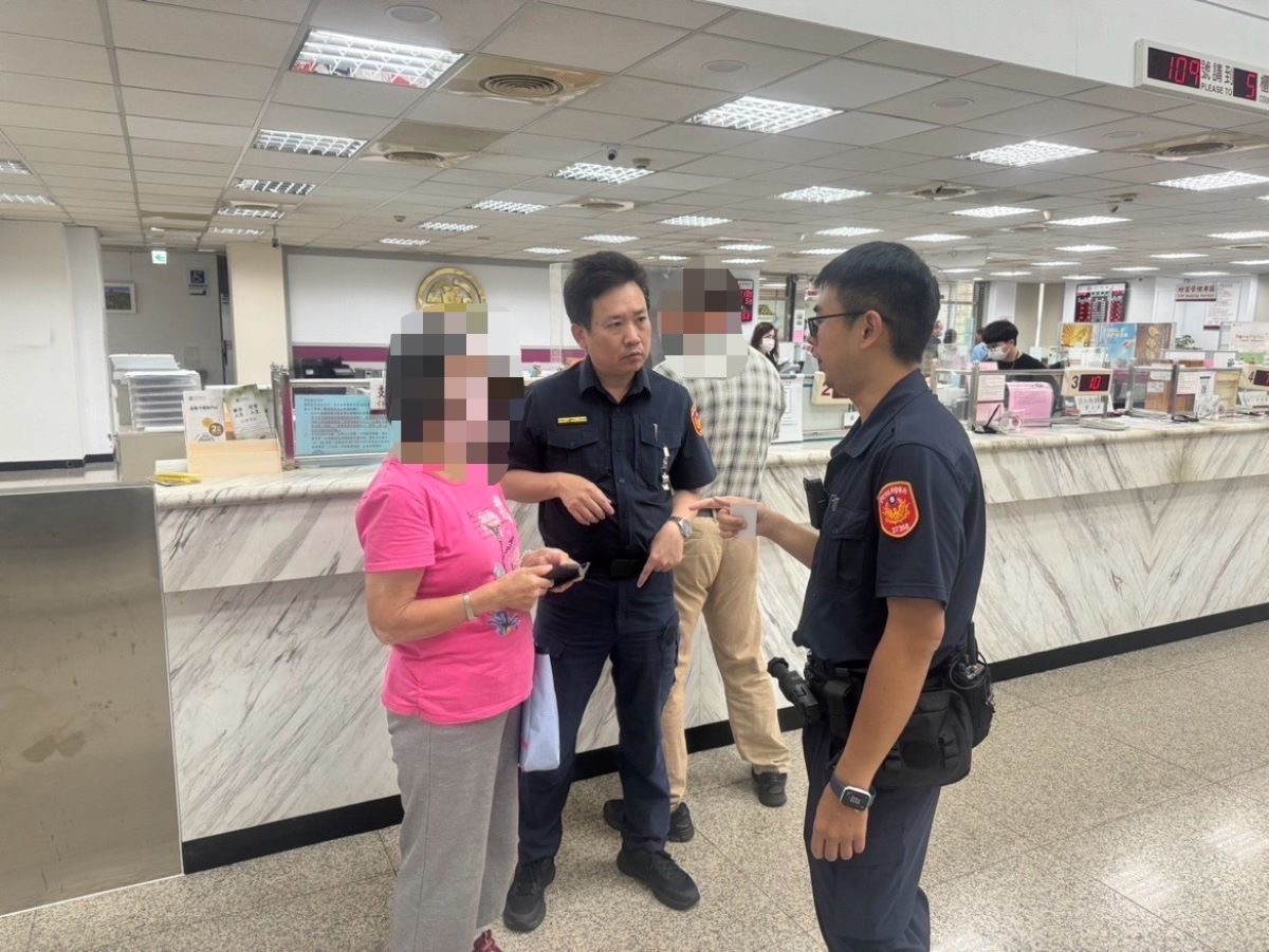 北投分局長安派出所所長鄭偉男、賴威安拆穿詐騙集團謊言,打消婦人匯款念頭。(記者薛秀蓮翻攝)