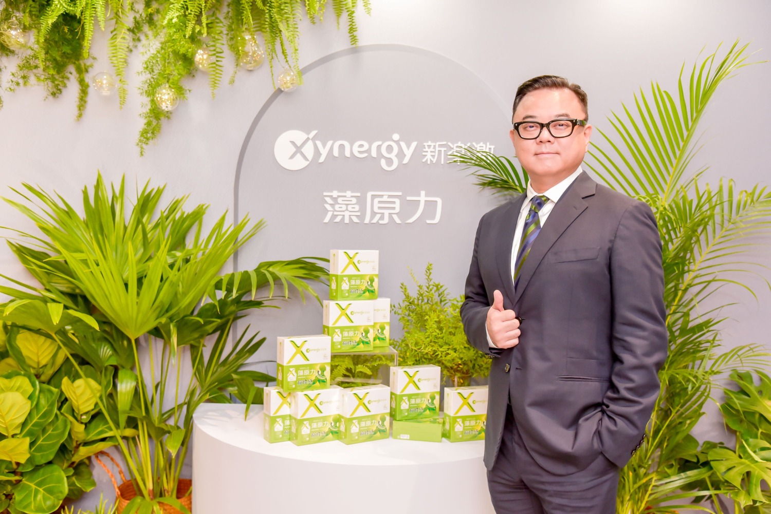 新東陽保健品牌「新樂激Xynergy」,推出打著「超越滴雞精」口號的全植物性「新樂激藻原力」,打造環保新「食」尚。(圖/ 新東陽提供)