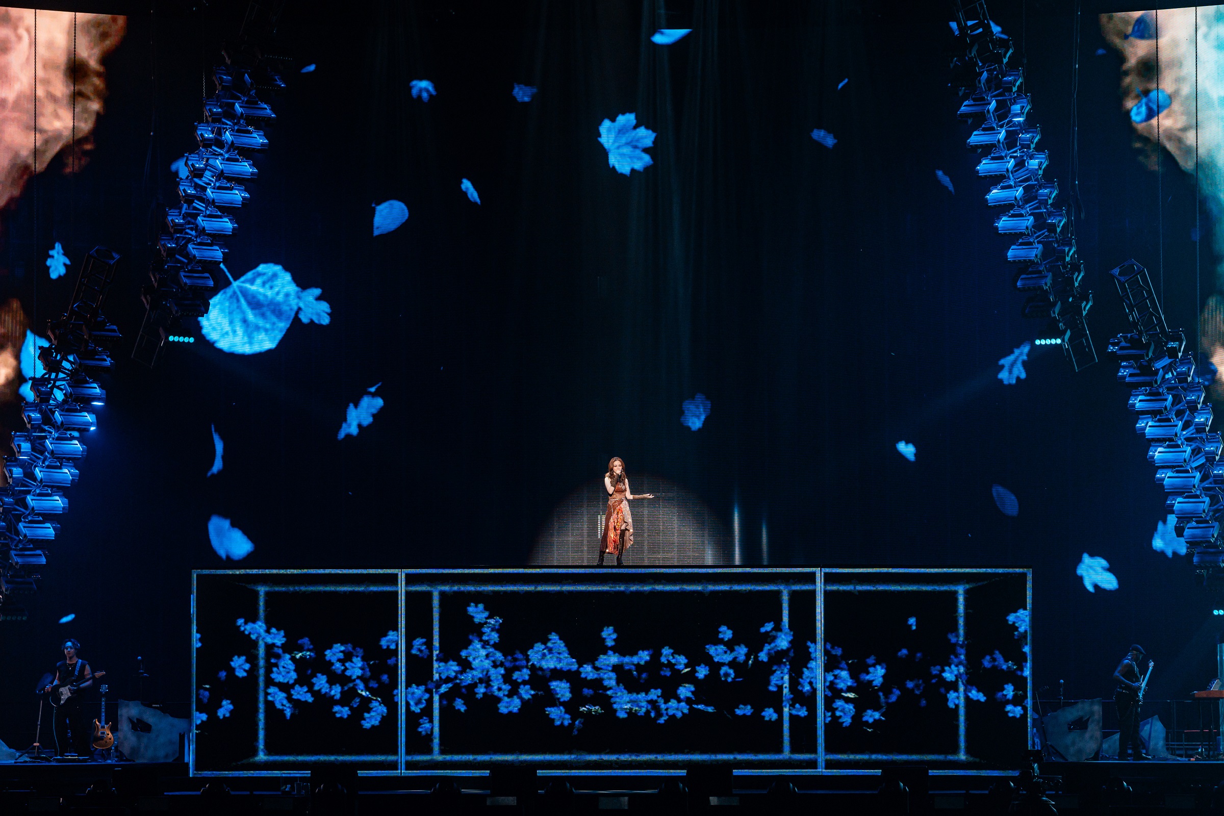 演出的三個小時，G.E.M.鄧紫棋全程高能，演繹超過30首歌曲，一展「華語創作天后」頂級唱功，歌迷們則用熱烈的歡呼和掌聲回應着每一次演唱，現場情感濃度極高。G.E.M.鄧紫棋每一次登台，都引發觀眾的尖叫和吶喊，全場觀眾合唱不斷，場面感人。