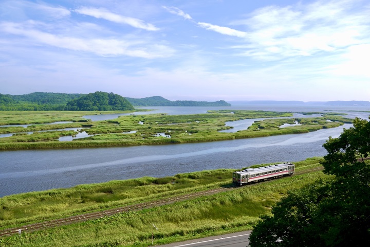 道東秘境鐵道「花咲線」今年夏天即日起至9/30增設指定席,便利遊客欣賞絕景。 圖:JR北海道/提供