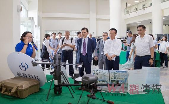 數位發展部長黃彥男參訪亞創中心   傾聽業者建議
