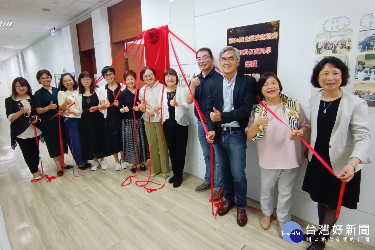 弘光科技大學智慧與照護產業研發中心揭牌。(弘光科大提供)