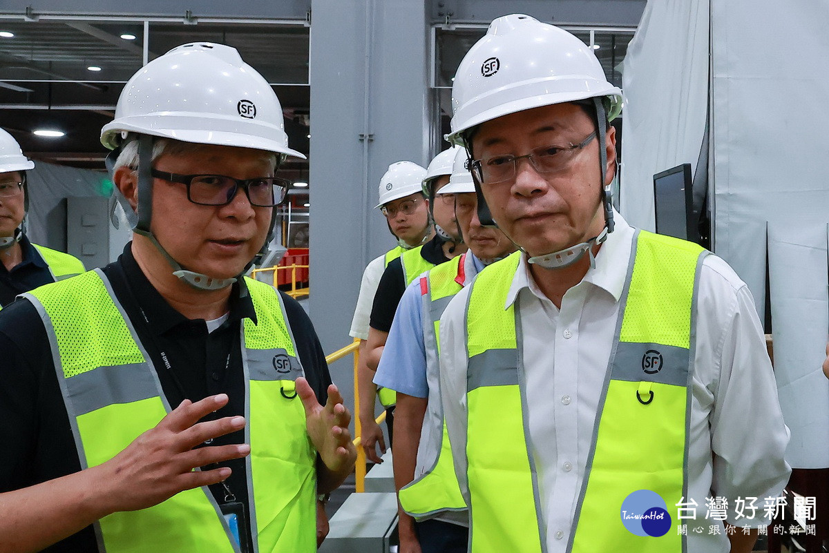 台灣順豐總經理潘逸俊向桃園市長張善政說明全自動化分揀設備運作模式。<br /><br />