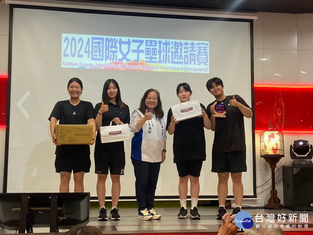 縣府教育處長王淑玲(圖中)代表許淑華縣長出席,為選手加油打氣。(圖/記者吳素珍翻攝)
