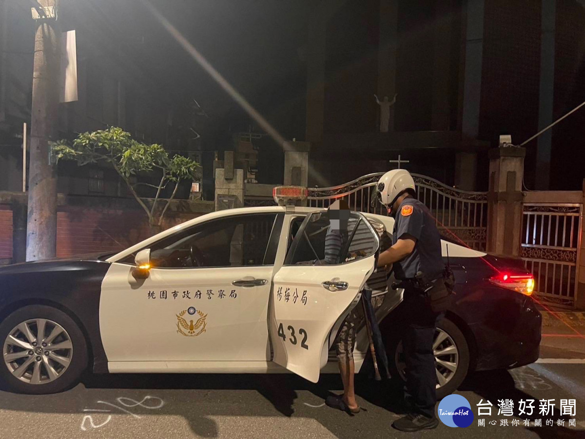 9旬老翁外出失聯,警急調閱監視器助返家。