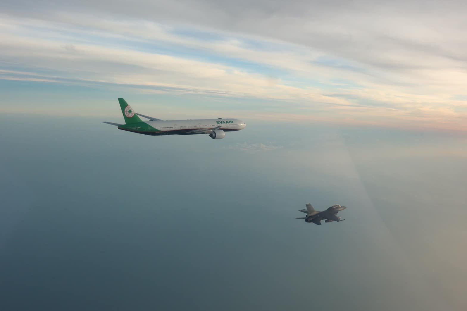 國軍派出3架F-16V戰機歡迎我奧運英雄回國之際,解放軍突發起聯合戰備警巡擾台。國防部提供