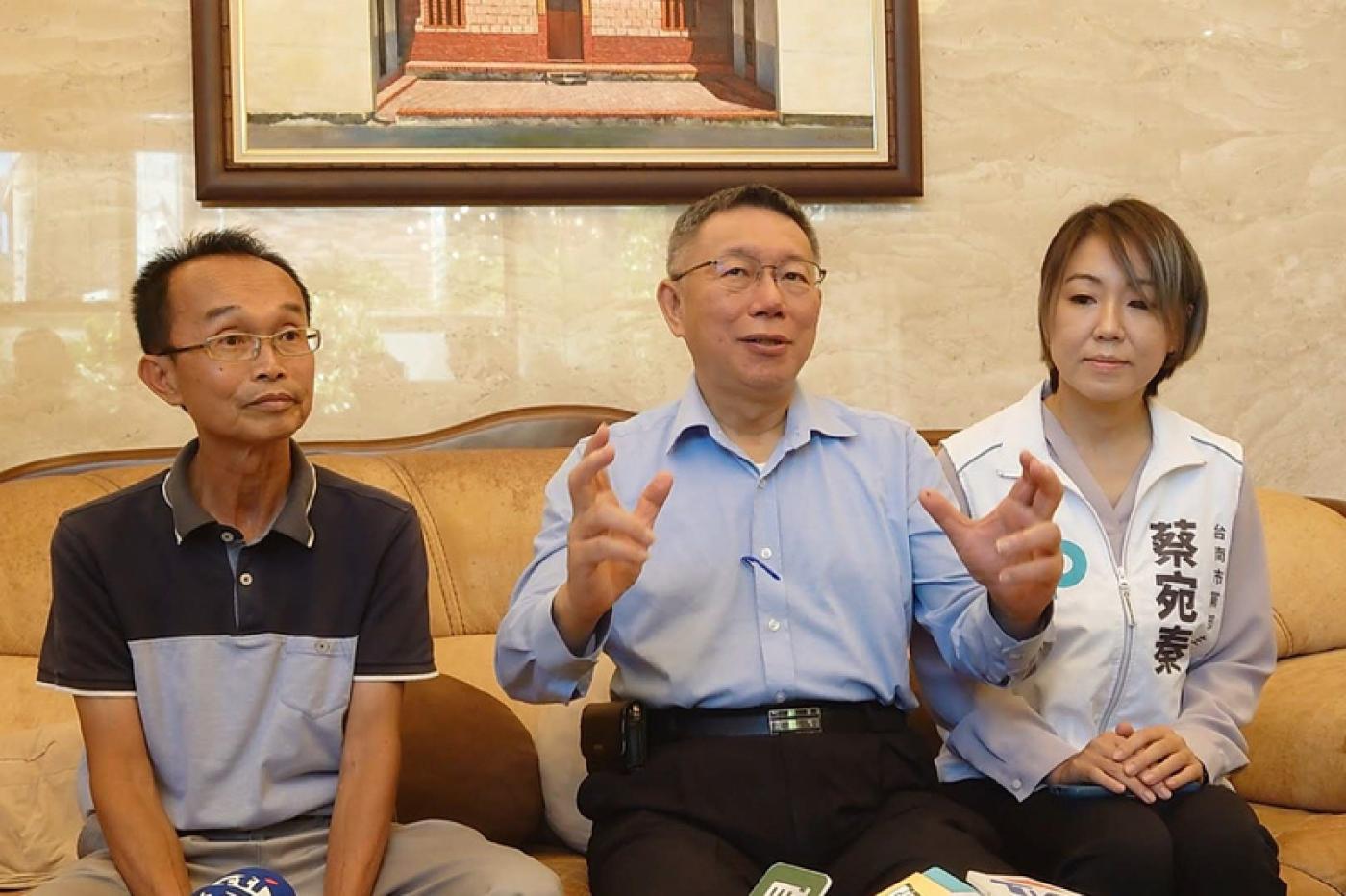 民眾黨台南黨部前主委蔡宛秦(右 )13日突發聲明表示,自己不想成為代罪羔羊。圖為蔡宛秦去年陪柯文哲拜會台南無黨籍參選人陳永和(左)/中央社