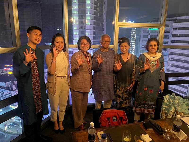 2023年,台灣尤努斯基金會董事長蔡慧玲(左三)與執行長王絹閔(右二)至孟加拉拜訪尤努斯教授(右三)。