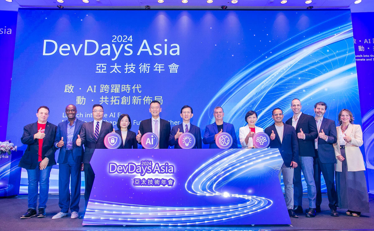 圖片由左至右依序為微軟 Copilot 生態系資深總監 Dan Stevenson、微軟產品總監 KB Badu-Antwi、台灣微軟公共暨法律事務部總經理施立成、數位發展部數位產業署主任秘書黃雅萍、台灣微軟總經理卞志祥、數位發展部部長黃彥男、微軟全球資深副總裁暨亞洲首席技術長 Mark Souza、台灣微軟首席營運長陳慧蓉、微軟 SQL 產品與服務副總裁 Asad Khan、微軟專案總監 Michael Bowman、微軟產品總監 Juliano Menegazzo 及微軟產品總監 Karen Semyan,共同藉 DevDays Asia 2024 點亮台灣 AI 新時代。