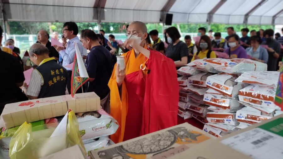 圖/現場由有果法師親自主持灑淨儀式淨化磁場,為在世眾生祈福消災解厄。(新北市政府動保處提供)