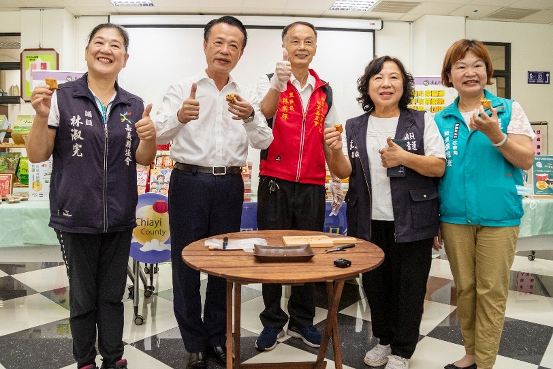 嘉義縣長翁章梁體驗烘培土鳳梨酥製作 力挺身障秋節禮盒