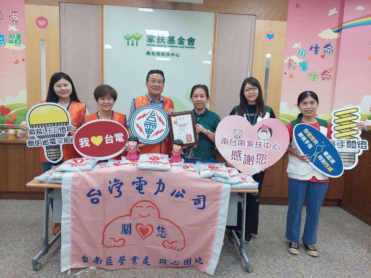 ▲台電台南區處中元普渡,員工共募得白米約2253公斤,祭祀後捐助台南地區慈善機構和弱勢家庭。(圖/台電台南區處提供)