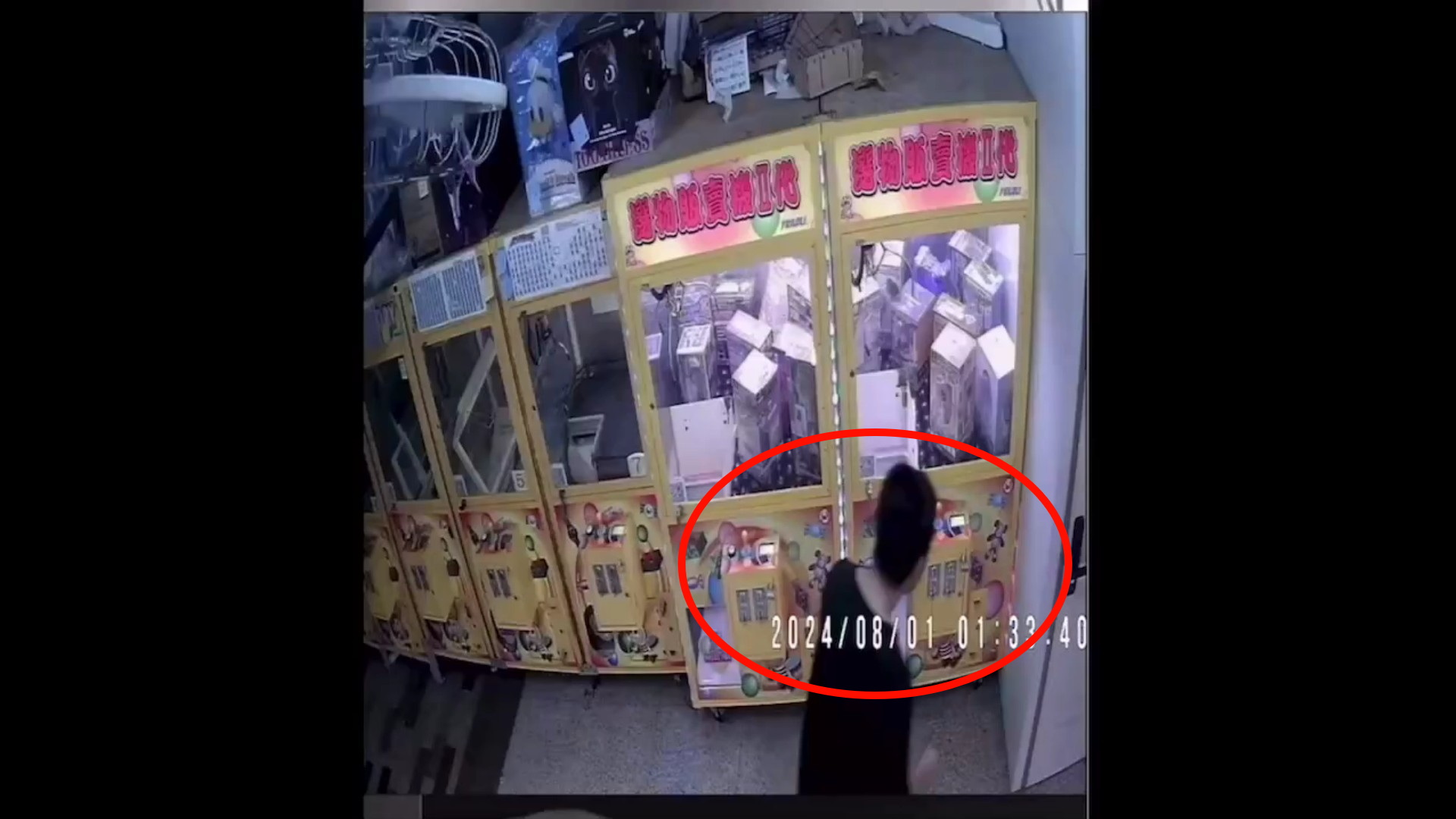 ▲債務壓身,男子騎著腳踏車隨機以尖嘴鉗、老虎鉗等工具,破壞娃娃機商店機臺行竊。(記者張溎壕翻攝)