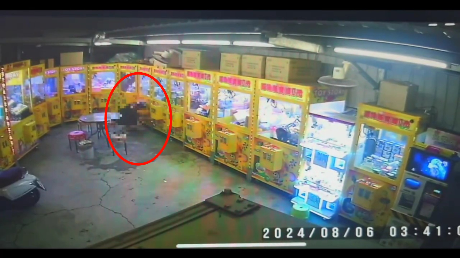 ▲債務壓身，男子騎著腳踏車隨機以尖嘴鉗、老虎鉗等工具，破壞娃娃機商店機臺行竊。（記者張溎壕翻攝）