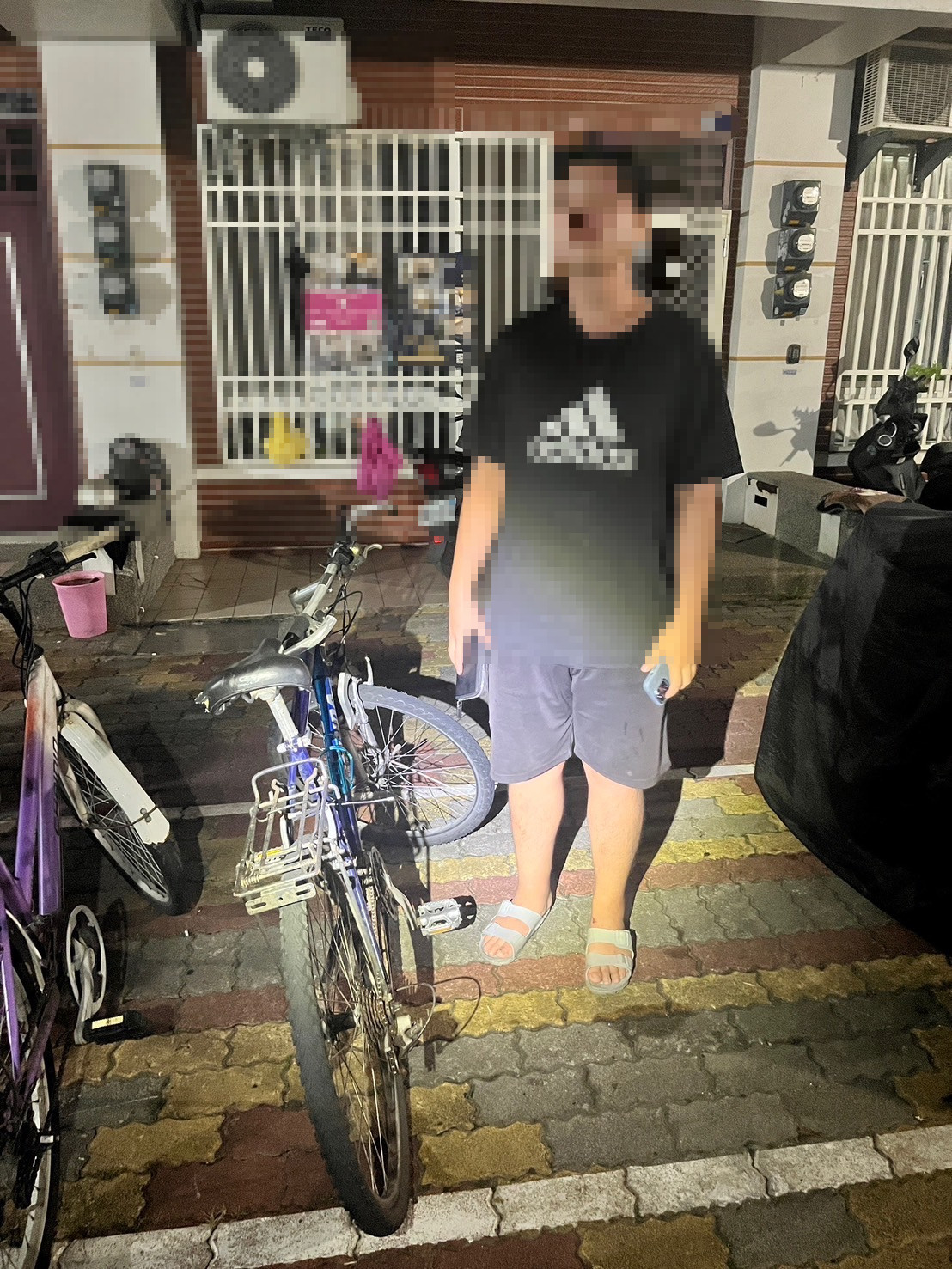 ▲債務壓身，男子騎著腳踏車隨機以尖嘴鉗、老虎鉗等工具，破壞娃娃機商店機臺行竊。（記者張溎壕翻攝）