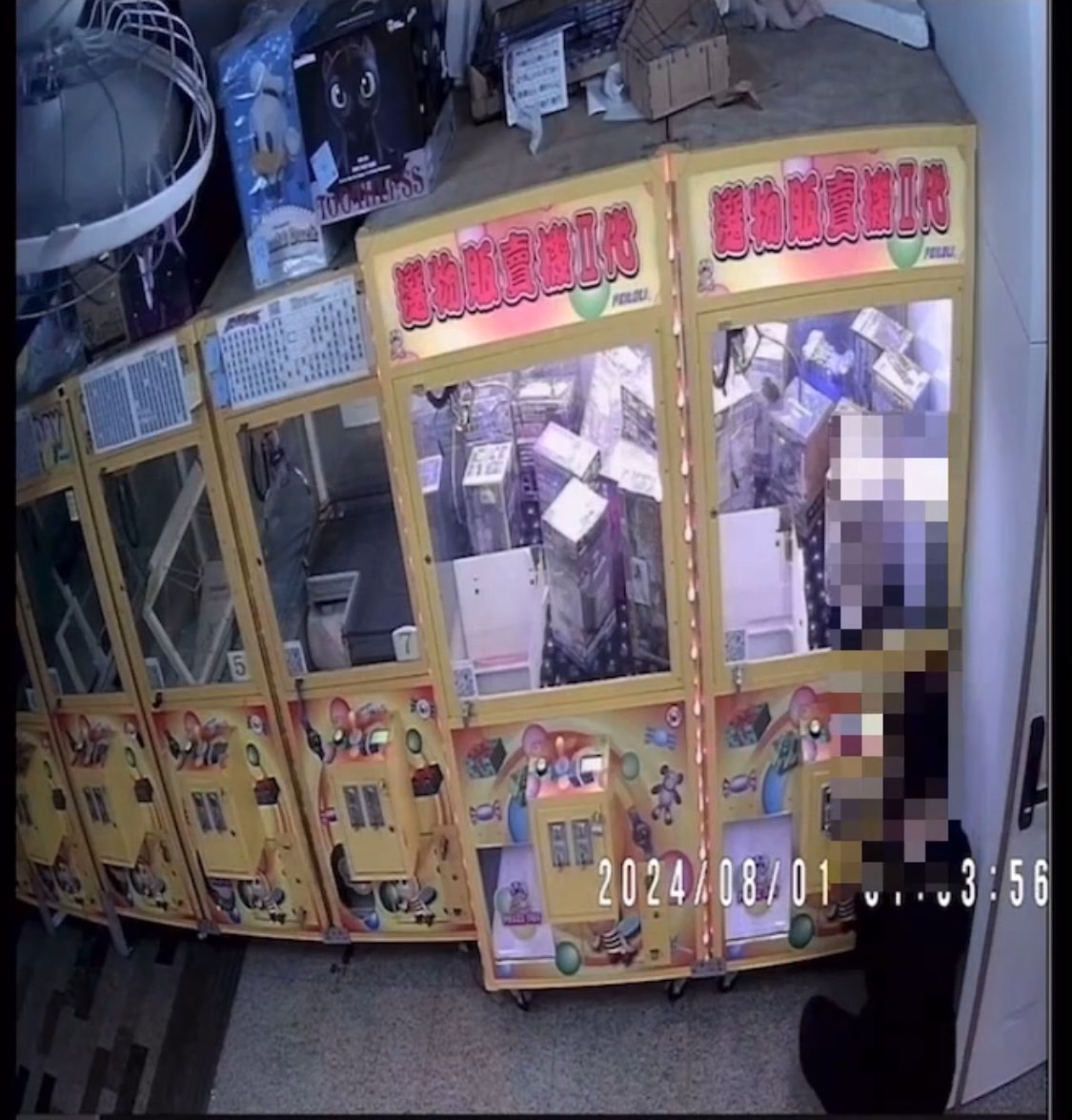 ▲債務壓身，男子騎著腳踏車隨機以尖嘴鉗、老虎鉗等工具，破壞娃娃機商店機臺行竊。（記者張溎壕翻攝）