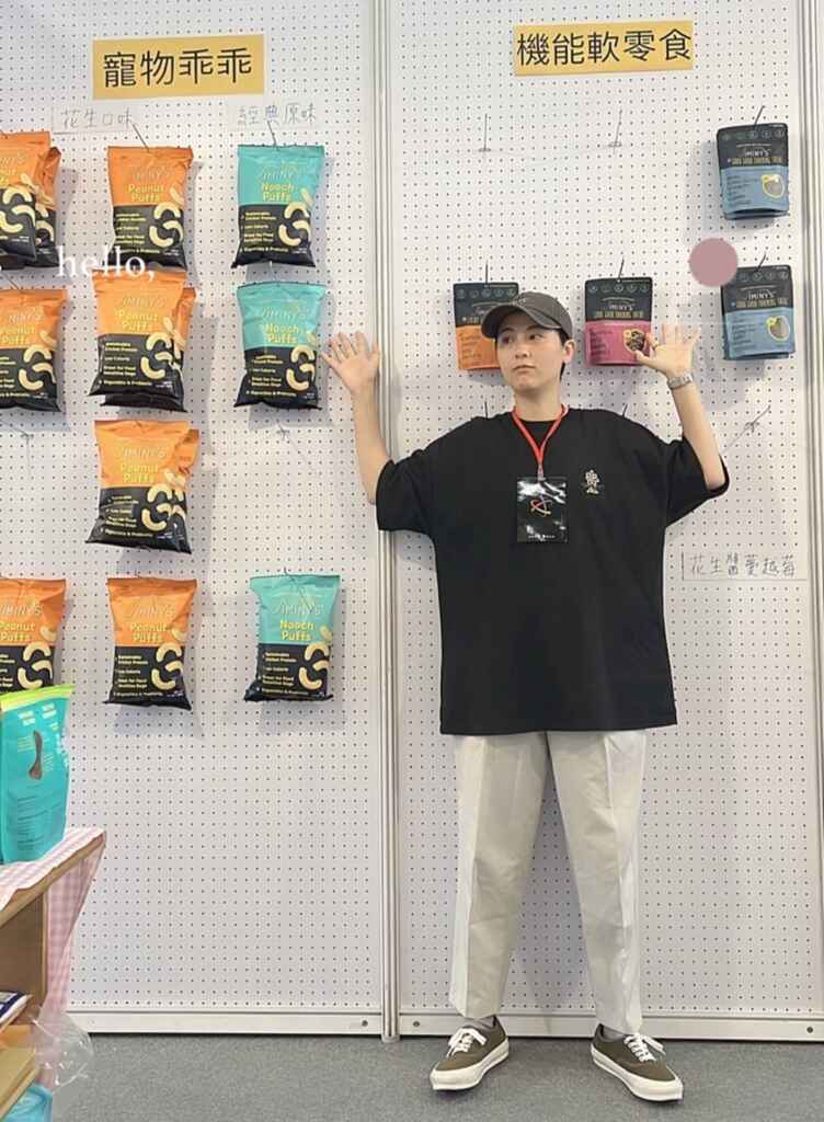 ▲琬棋積極參與展示會向顧客介紹友善地球的綠色寵物產品特色。(中彰投分署提供)