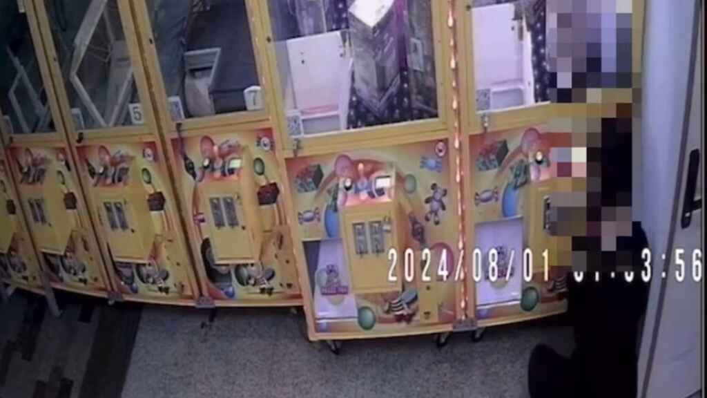 ▲男子因積欠債務,連續7天內在大村鄉山腳路、美港路等多處竊取娃娃機內零錢,員林警分局接獲報案,調閱監視器畫面,鎖定張嫌,逮捕歸案。(記者林明佑翻攝)