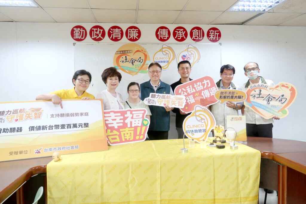 ▲臺南市社會局盧禹璁局長代表黃偉哲市長回贈感謝狀_感謝科林公司的善行善舉。(記者張學宜翻攝)