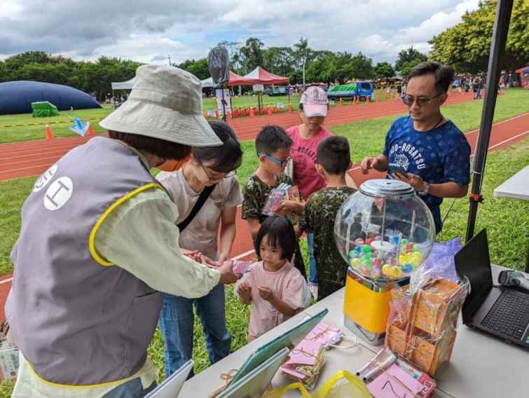 ▲石岡圖書車將駐點土牛運動公園，邀民眾和熱氣球翱翔天空，享受閱讀樂趣。（台中市文化局提供）