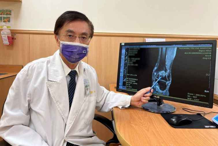▲呂傳欽醫師指出病人核磁共振影像上，可見左踝關節的關節腔狹窄，且關節兩端骨頭有骨質水腫現象。（台中慈院提供）