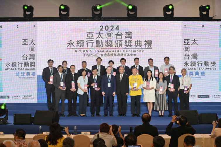 ▲中醫學院顏宏融院長代表學校領獎。（中國醫藥大學提供）