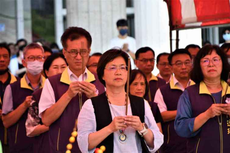 ▲彰化縣長王惠美手持一炷清香率領縣府一級主管、同仁，共同祈福拜拜。（彰化縣政府提供）