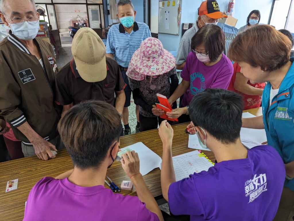 ▲長輩只要備妥身份證正本及印章,9月30日起縣府將派員到村里發放。(嘉義縣政府提供)