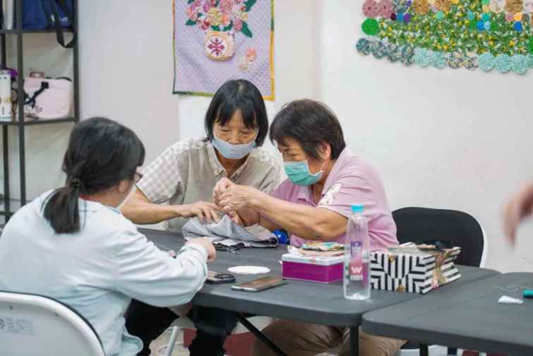 ▲國美館藝術創齡計畫透過藝術創作導入，長者互相討論提升人際互動。（國立臺灣美術館提供）