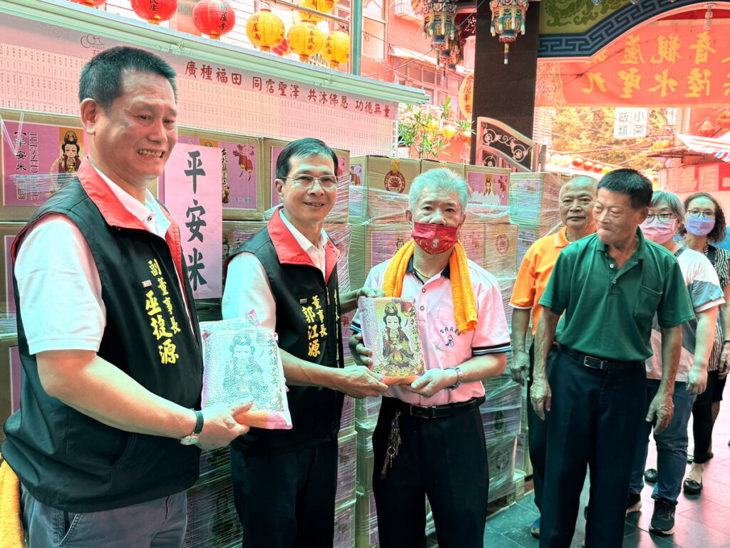 台北葫蘆寺郭江源董事與巫捷源副董長代表廟方,捐贈白米予弱勢團體。