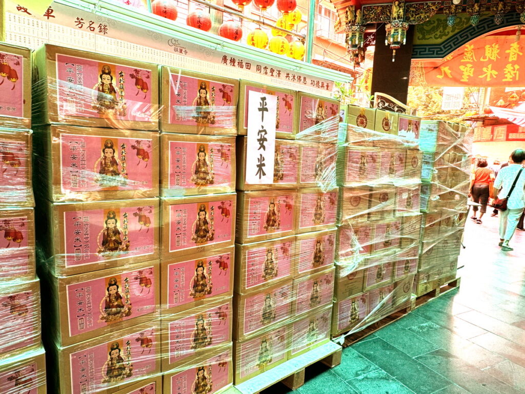 今年逾2600多箱的物資及白米1萬多斤,將統一由廟方捐贈予慈善團體。