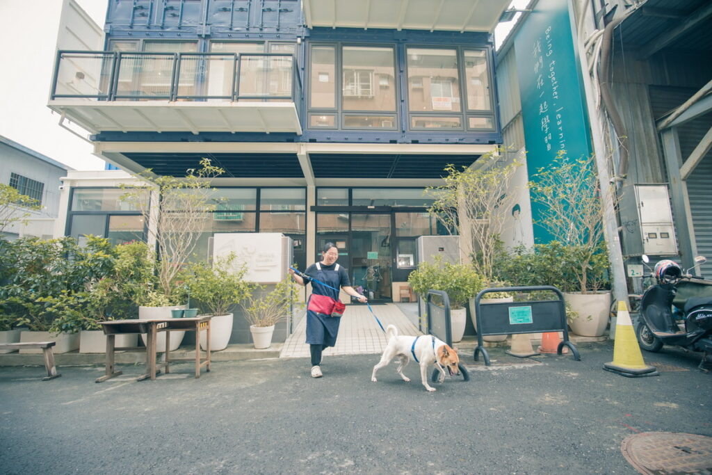 「新認識、再認養,創造人與動物相愛的好故事」的無尾香蕉動物學校