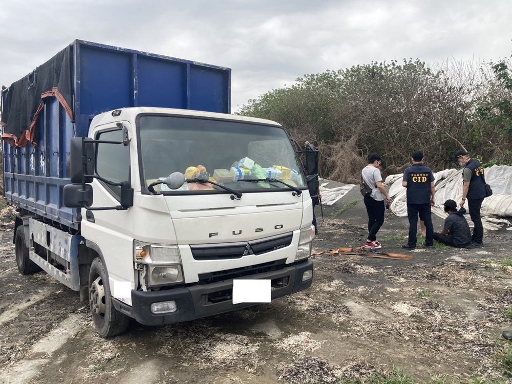 涉嫌傾倒400噸家禽廢渣 雲林檢警逮不法業者10人 231 cnews204240813a01