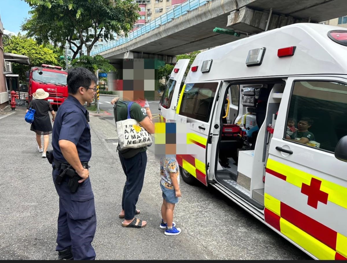 員警引導黃姓父子上救護車，送往三軍總醫院進行救治。（記者薛秀蓮翻攝)