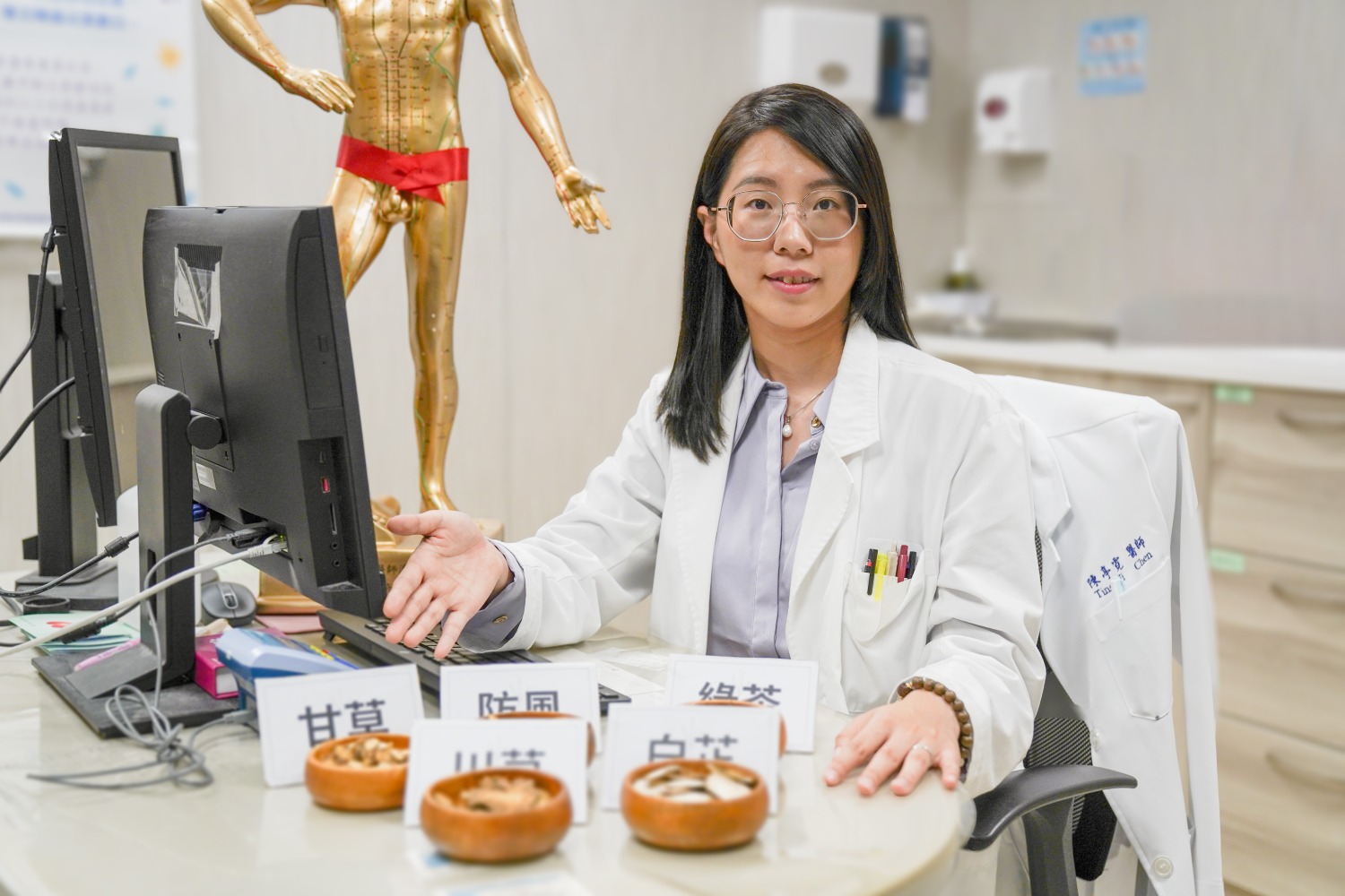 影響偏頭痛的因素包括壓力、痰濕、血瘀及勞倦氣虛等,生活習慣同樣扮演著重要角色。偏頭痛患者應保持充足的睡眠、均衡飲食。(圖/記者林照東翻攝)