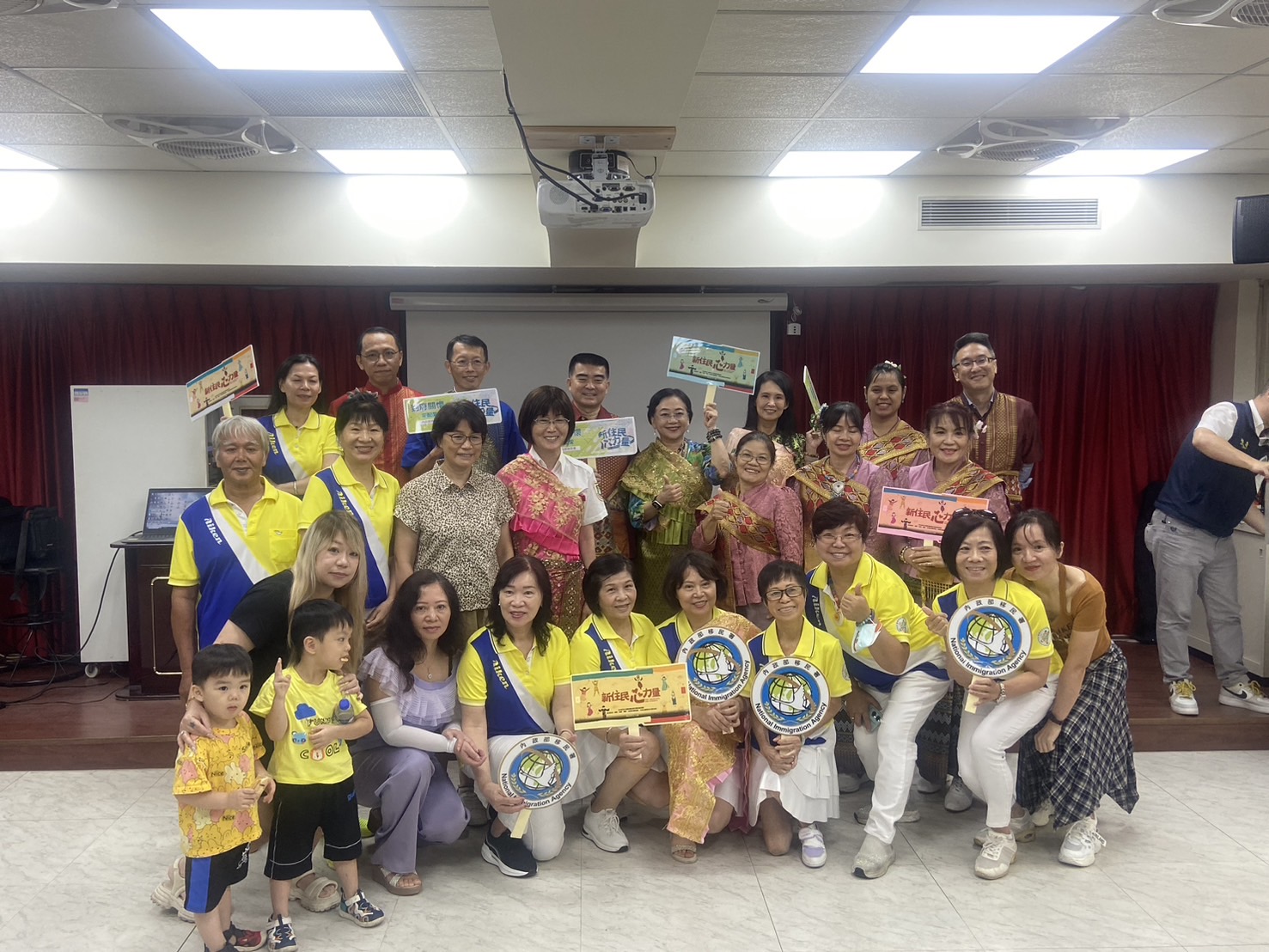 移民署副署長林宏恩(後排左四)偕同大陸委員會法政處組長李佩儒(後排左五),港澳蒙藏處組長李晉梅(後排右三),海峽交流基金會科長陳穎慶(後排右一)及北區事務大隊大隊長吳嘉弘(後排左三)基隆專勤隊長蔡政杰(後排左一)與基隆地區新住民代表合影。
