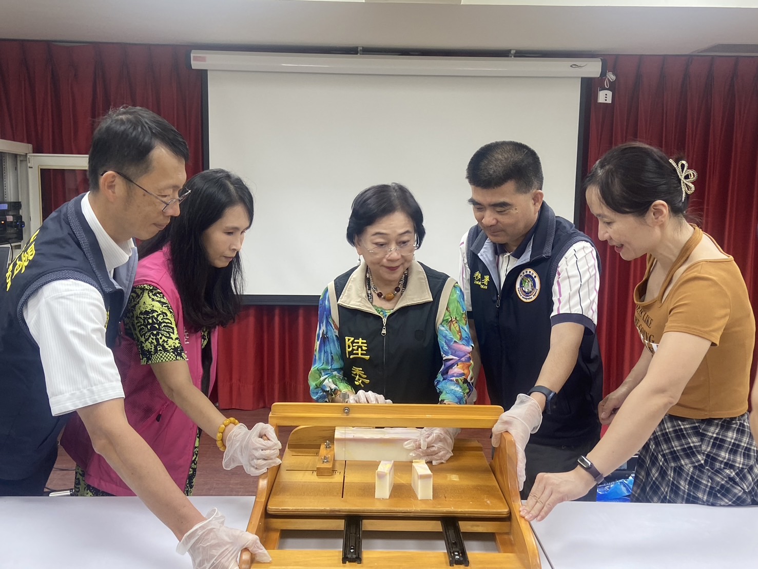 多元文化協會林娟老師(右一)教導移民署副署長林宏恩(右二),大陸委員會法政處組長李佩儒(中),港澳蒙藏處組長李晉梅(左二)及北區事務大隊大隊長吳嘉弘(左一)手工皂製做。(記者徐煜勝翻攝)
