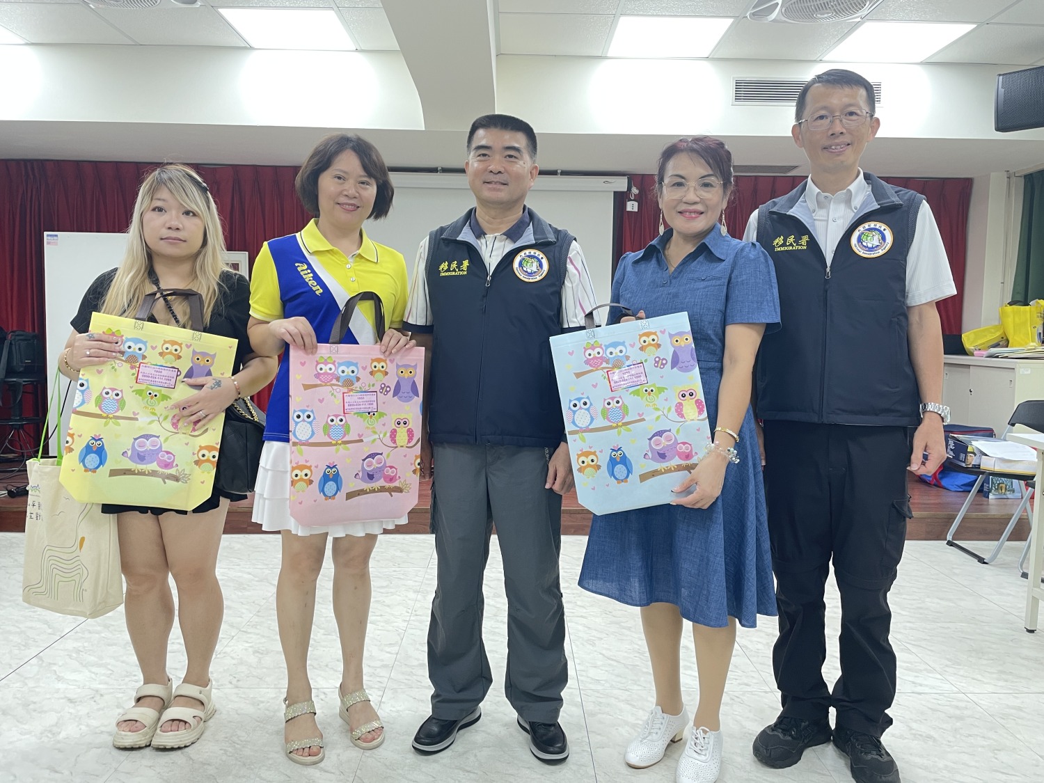 移民署副署長林宏恩(中)及北區大隊大隊長吳嘉弘(右一)致贈紀念品給新住民代表趙玉珍(左二),吳佩玲(右二),黃耀萱(左一)(記者徐煜勝翻攝)