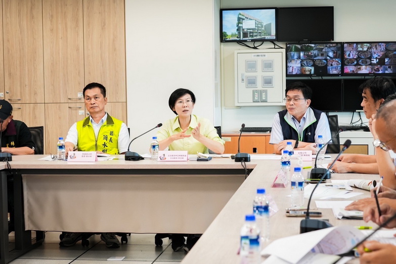 苦民所苦!林岱樺指出,去年林園汕尾大規模停電後,她就曾與當地里長及台電公司進行會勘,並立即成立「汕尾地區電力專案群組」,及時回應當地居民的用電問題。(圖/林岱樺國會辦公室)