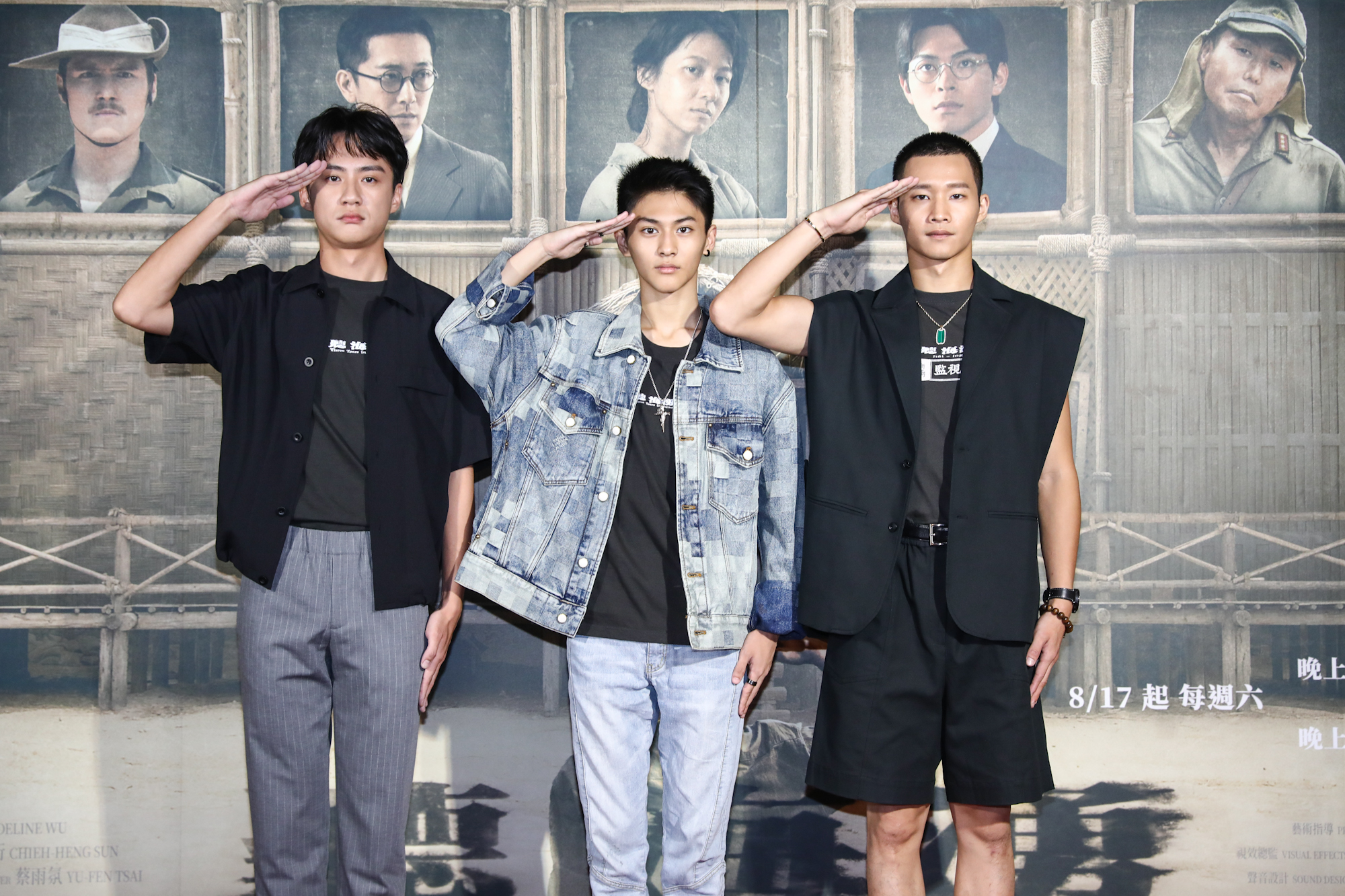《聽海湧》吳翰林(左起)、朱宥丞和黃冠智飾演主角台籍戰俘監視員三兄弟。黃冠智還特地把自己在片中的名條縫在胸口作為紀念。圖/公視提供