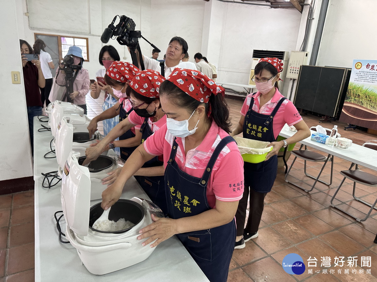 一樣的米與浸泡、烹煮時間都一樣,開鍋滿室生香。(記者扶小萍攝)