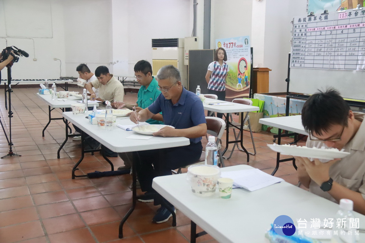 評審需從品嚐來評定口感。(記者扶小萍攝)