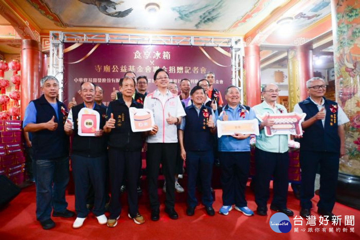 張市長與桃園市寺廟團體公益慈善基金會成員合影。