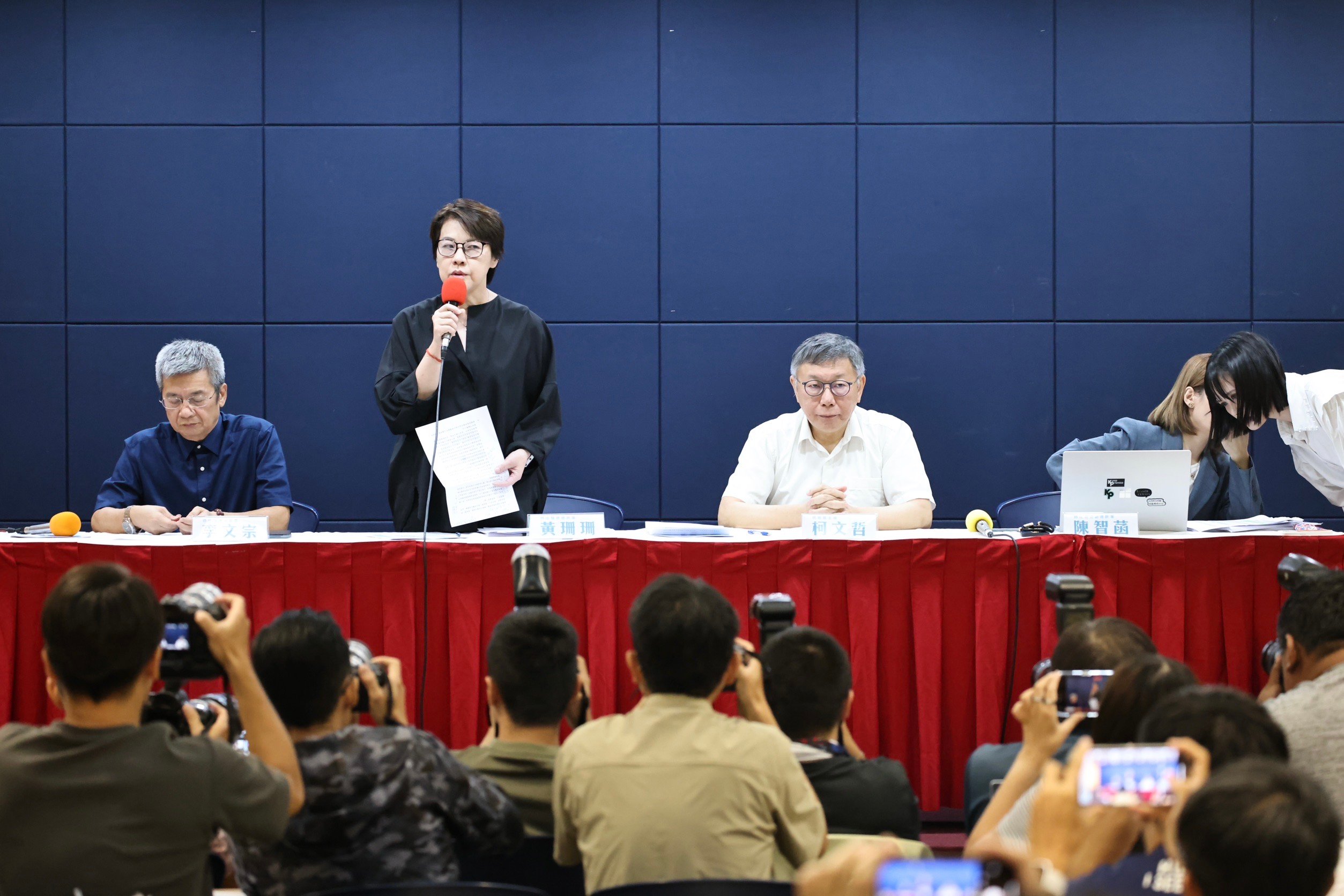 民眾黨主席柯文哲12日親上火線說明政治獻金申報不實疑雲調查結果,稱是會計師端木正便宜行事造成。資料照片/林啟弘攝
