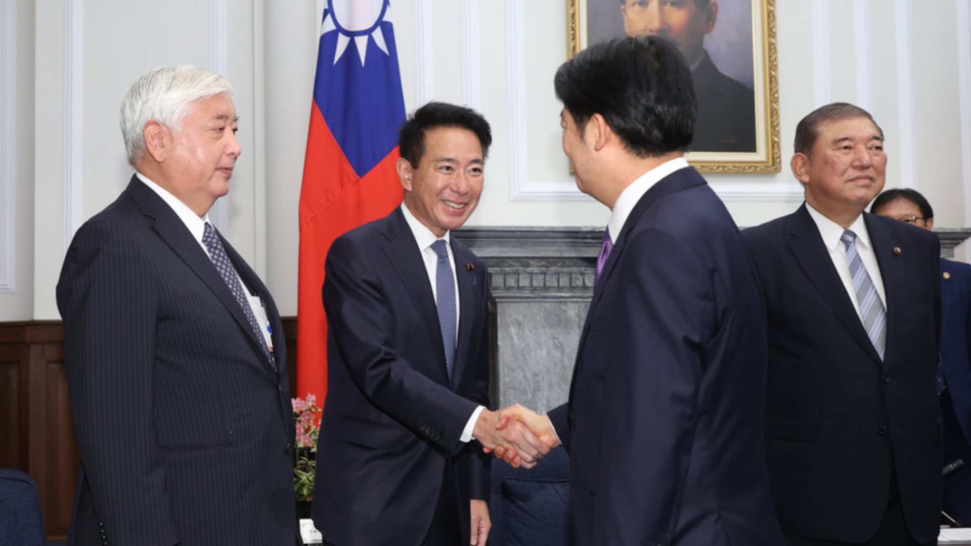 「思考日本安全保障議員之會」訪團由日本前防衛大臣石破茂(右)及前外務大臣前原誠司(左2)擔任共同團長,團員包括前防衛大臣中谷元(左)等人,13日在總統府拜會總統賴清德(右2)。中央社