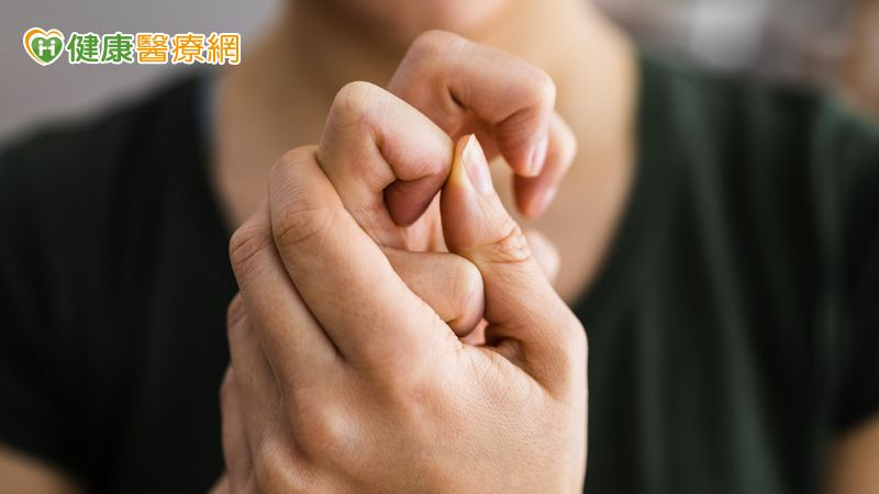 男大生「愛折手指」關節突莫名腫脹 確診罕見「指部厚皮症」